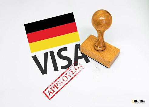 یکی از مهم‌ترین شرایط دریافت ویزای کار آلمان این است که شما موفق شوید یک قرارداد کاری را با یک کارفرما در آلمان به امضا برسانید.