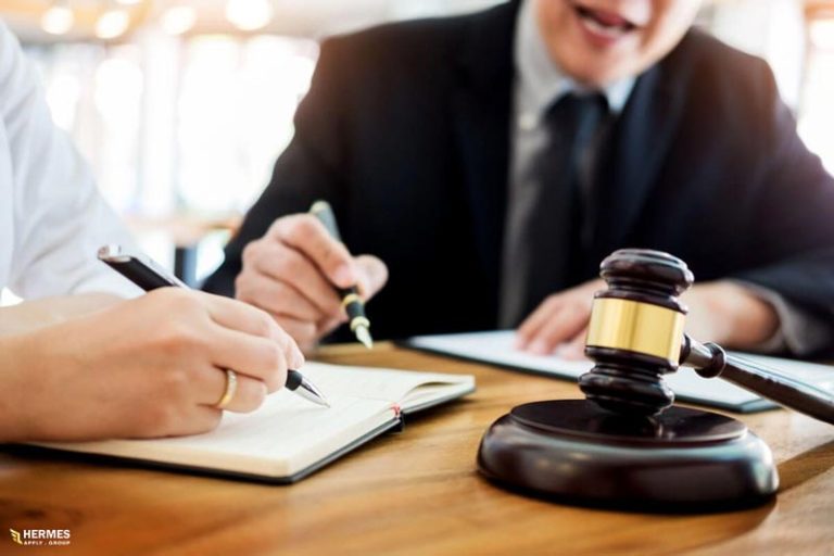 وکلا در مجموعه های کوچک در آلمان حقوقی در حدود 40هزار یورو در سال دارند.