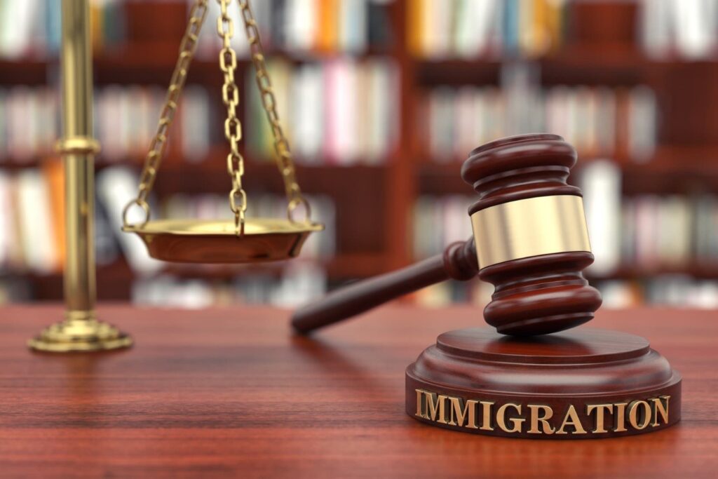 هزینه‌های مرتبط با وکیل مهاجرتی و بررسی آن‌ها