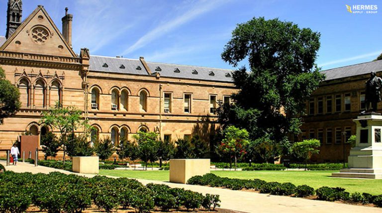 دانشگاه آدلاید دومین دانشگاه در جهان است که پذیرش زنان برای دوره‌های دانشگاهی را آغاز کرد.