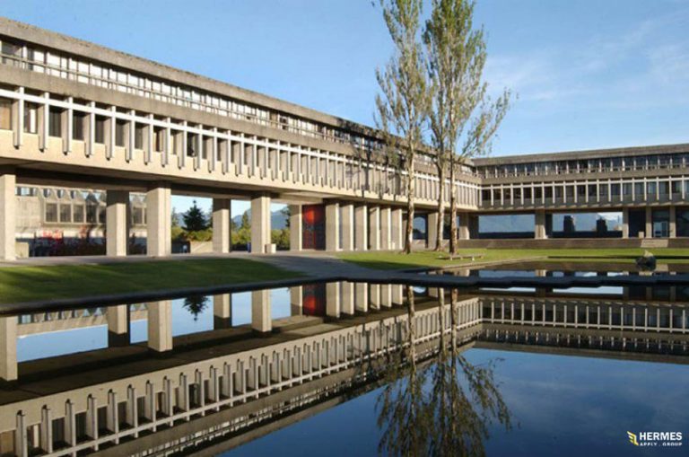 نمایی از دانشگاه سایمون فریزر به‌عنوان دهمین دانشگاه برتر کانادا