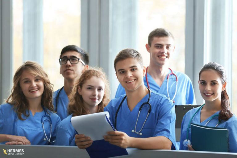 به طور کلی دانشگاه‌های کانادا معتقد به تجربه هستند، پس از اتمام مدرک پزشکی، دانشگاه‌ها برای کسب تجربه به دانشجویان فرصت‌های شغلی و کارآموزی می‌دهند.
