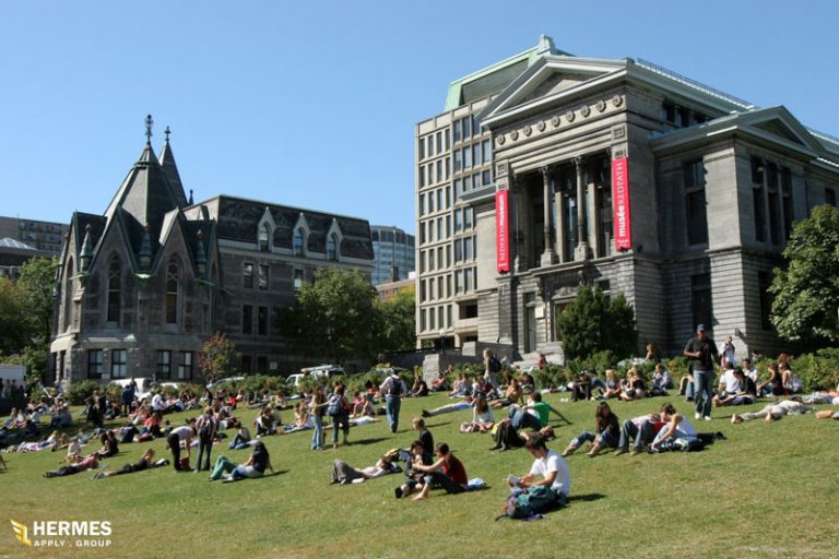 سالانه بیش از 150 هزار نفر به عنوان دانشجو از دولت کانادا اقامت دریافت کرده و به این کشور ورود می‌کنند.