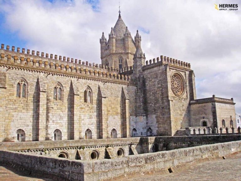 اوورا از شهرهای باستانی کشور پرتغال است.