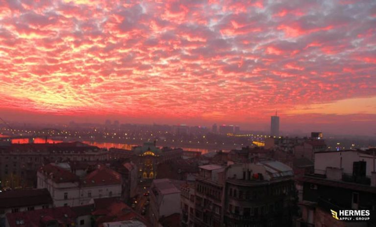 نمای شهر دونجی میلانواچ با شیروانی‌های قرمزرنگ