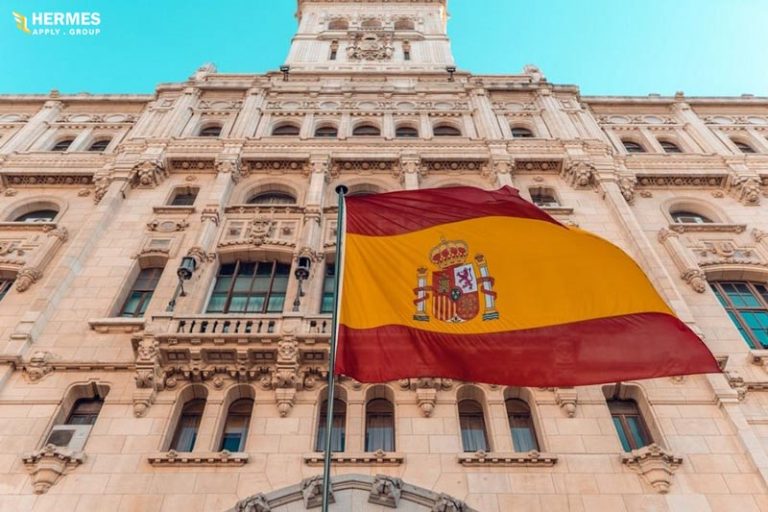 کشور اسپانیا از جمله کشورهایی در جهان است که به شما این امکان را می‌دهد تا با سرمایه‌گذاری در زمینه املاک آن نیز بتوانید اقامت موقتی و دائم این کشور را به‌دست بیاورید.