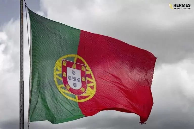 سرمایه‌گذاری از طریق خرید ملک در کشور پرتغال به این صورت است که شما در ابتدا یک اقامت پنج ساله موقتی را برای خود و خانواده خود دریافت می‌کنید.