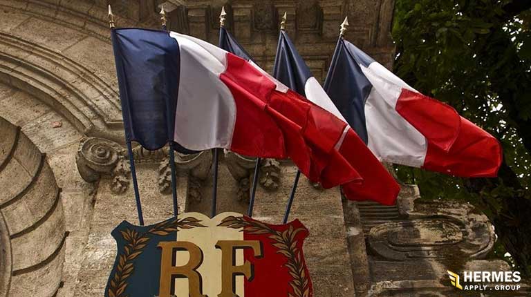 افراد می‌توانند با حداقل 5 سال حضور و زندگی در خاک فرانسه، برای دریافت پاسپورت فرانسوی خود، اقدام کنند