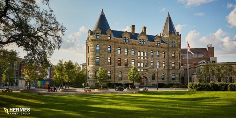 دانشگاه وینیپگ، از دانشگاه‌های تحقیقاتی دولتی است که جزو ارزان‌ترین کالج‌ها در کانادا محسوب می‌شود
