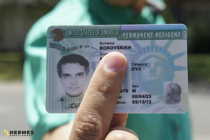 فردی که گرین کارت دریافت می‌کند، می‌تواند به عنوان یک شهروند آمریکا زندگی و کار کند