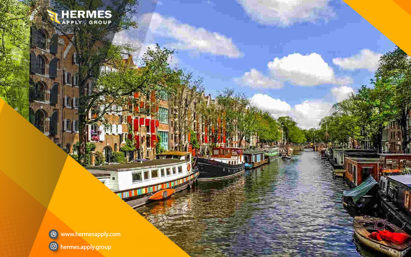 کشور هلند یکی از توریستی‌ترین کشورهای اروپا به شمار می‌آید و سالانه میلیون‌ها گردشگر از سراسر دنیا به این کشور سفر می‌کنند.